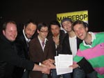 Das Foto zeigt »maybebop«, umrahmt von den akzenten Christian Wulf und Florian Rechtsprecher, bei der offiziellen Übergabe der für »POP Art 2.0« arrangierten Songs.